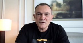 В 13:00 часа е призована и Любена Павлова, бившата съпруга на Петьо Еврото. Тя предстои да бъде обвинена по казуса "Осемте джуджета".