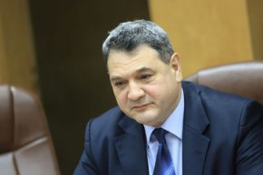
На свой ред президентът отвърна, че вижда чистка. От "Дондуков" 2 обясниха, че мотивите към предложението са "изцяло политически".