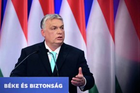 
Той също така не вярва, че на руснаците ще им писне от президента Владимир Путин, и не вижда големи шансове Крим да бъде върнат на Украйна.