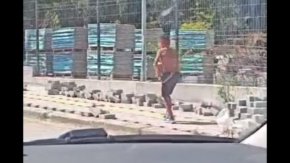 Бащата вече е ясен, но е неясно защо малкият му син носи павета и ги реди