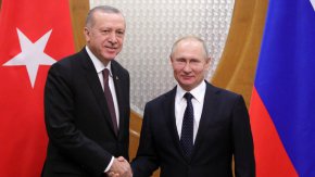 
Двамата лидери ще се срещнат в южния руски черноморски град Сочи. Точка в дневния ред на срещата ще бъде Черноморският зърнен коридор и войната в Украйна. 