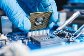 
AMD, която е получила официално писмо, насочващо я към подобни ограничения, също не предвижда съществено въздействие върху приходите си, заяви пред Ройтерс лице, запознато с въпроса. 