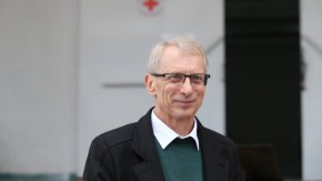 "Не става въпрос морално или неморално е, спазени са всички правила. Те са оценявани от различни институции, няма как да забраним на всеки, който е имал някакви контакти с един или друг да участва в конкурси", каза още Денков.