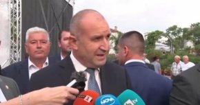 

"Аз уважавам мотивите на Петър Тодоров. Това е поредният достоен професионалист, принуден да напусне от управляващите, които искат да превземат местната власт чрез МВР и да използват службите за тяснопартийни и лични цели. Виждаме какво става в момента с парите по плана за възстановяване и устойчивост", коментира още президентът. 