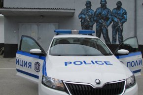
Кметът Емил Илиев бил на обход в землищата на няколко гранични села, заедно с колегите си, кметски наместници. Сблъсъкът с нападателя станал след направена поредна забележка, че няма право да прегражда общински пътища.