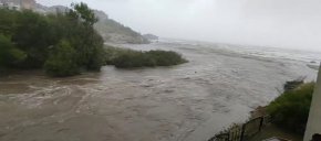 
Град Ахтопол е под вода. Дъждът там е станал пороен рано тази сутрин.  От ФБ групата Царево разпространиха видео на отнесения от водата плаж Нестинарка.