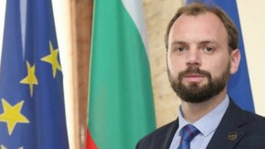 С опита си от тази информационна атака срещу мен искам да предупредя, че този натиск ще нараства и руши доверието, ще противопоставя и провокира агресия – нека заедно се противопоставим на тази заплаха", написа Емин в профила си в мрежата.