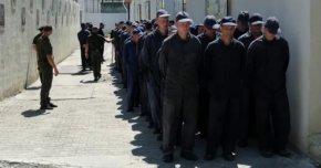 Руски военнопленници се редят на опашка в център за задържане на неразкрито място в Лвовска област, Западна Украйна, 03 август 2023 г. Русия и Украйна се обвиняват взаимно в малтретиране и лошо отношение към своите военнопленници, което предизвиква разследване на ООН в началото на 2023 г. (Снимка: EPA-EFE / Vitali Nosach)