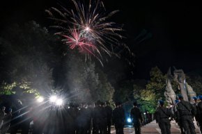 Генерал Явор Матеев, командир на Съвместното командване на специалните операции уточни, че всички църковни и военни ритуалите остават, вкл. и военният ритуал от 20,30 часа, в памет на героите на Съединението, като няма да има тържествени илюминации в края на проверката - заря на площад "Съединение", предаде БНР.

