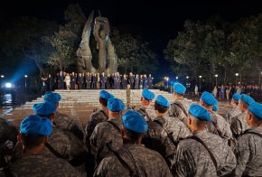 
Да живее свободна и единна България!", заяви президентът Румен Радев пред присъстващите на вечерната проверка на площад "Съединение".

 