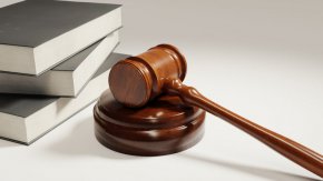 Първоначално колата е била забелязана в град Брезник, където местни полицаи направили опит да ги спрат. Двамата не се подчинили и тръгнали към Перник. 