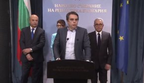 
    Йордан Цонев - ДПС: "Днес по моя покана и по покана на председателя на вътрешната комисия проведе ме среща с министъра на финансите по повод бедствието по Черноморието. Искахме да разберем каква е готовността за осигуряване на финансови средства. Чухме и изслушахме и доклада на кмета на община Царево. Набелязахме достатъчно мерки и средства за следващия бюджет."
