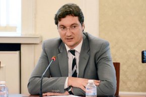 Той смята, че не трябва да се сменя националният празник, а ако това се случва, да е след запитване сред народа. 
