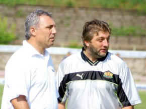 26 години