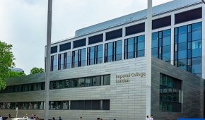 
Империалът редовно присъства в топ 10 на световните класации на университетите, в които обикновено доминират големите американски колежи от Бръшляновата лига като Харвард, и набира повече от половината си студенти от чужбина. Но никога не е оглавявал национална класация - досега. За да отбележи постижението си, днес Империал е обявен и за първия университет на годината на Daily Mail.