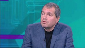 
"Искат главите на представителите на службите, за да могат да сложат свои хора, за да могат да малтретират останалите. Те са по-брутални от ГЕРБ, да ви кажа. Говоря за ПП и ДБ. Онези го правеха някак си не толкова явно. Не че не правеха същото, но тези са нагли и го правят брутално пред очите на всички".
