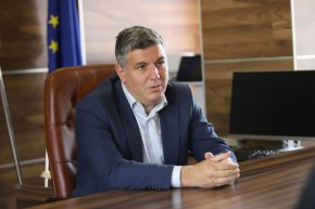 
Министърът на регионалното развитие и благоустройството Андрей Цеков – дясната ръка на Асен Василев в ПП и кабинета, дава поръчка за 162 милиона лева с ДДС на групата от „обръча” на ДПС Хидрострой на арестувания при служебния кабинет (на 6 март 2023 г. за насилие и принуда зда подписване на документи с невярно съдържание) олигарх Велико Желев. 