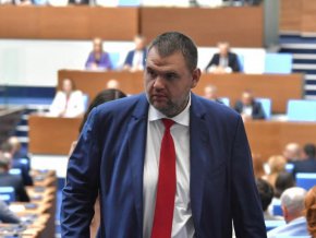 
"Получих отговор как нищо не могат да направят по съда и нищо не е нарушено. Вие как си го представяте?! Като видяхте това момиче – има ли нарушение…Възмутително! Днес ще искаме старт".