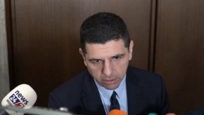 
"Вчера изслушахме министъра на отбраната в комисията по отбрана и той каза много ясно, че за Ямбол въобще не става дума за нещо спешно – то ще се случи през 2025-2026 г., така че няма никакви притеснения по отношение на евентуална база в Ямбол. То е в проектно проучване все още – т.е. нито е ясно какъв ще бъде комплекса, нито да бъде точно там, нито какво и да е. Става дума за доста предварителна информация".

 
