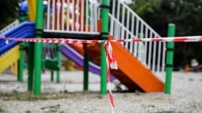 Своевременно полицейските служители са установили всички участници в спречкването, както и съпричастността им към случилото се. За срок до 24 часа е задържано 16-годишно момиче.

 