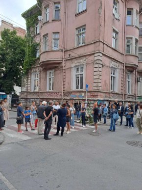 
Съдeбният състав обаче реши да остави Петър Тодоров в ареста.
