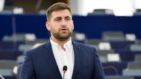 Този тип доброволна военна подготовка бе въведена през 2018 г. от Борисов 2 по настояване на тогавашния министър на отбраната Красимир Каракачанов.