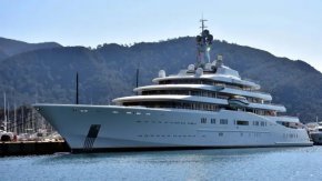 Eclipse, частната луксозна яхта на руския милиардер Роман Абрамович, застава на котва на пристанището за круизи в Мармарис, област Мугла, Турция, на 22 март 2022 г.