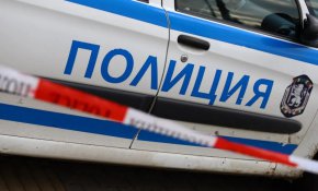 
След като автомобилът е спрян, поведението на водача, който бил сам, усъмнило полицаите. Последвала щателна проверка на автомобила, при която били открити 9-те килограма дрога.

