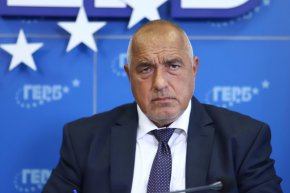 "Крайно време е да имаме работохолици за кметова. А пък това, че трябва да са честни и почтени – мисля, че няма смисъл да го коментираме", каза Костадинов.