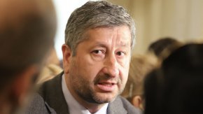 
Депутатът подчерта още, че вътрешнополитическите процеси в Нидерландия и Австрия ще определят кога точно България ще се присъедини към Шенген. Според него усилията на София и Букурещ са в полза на общата сигурност и стабилност на европейските институции.