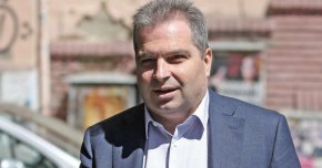 Има още четири областни града, в които процедурата е на същото ниво”, каза Караджов.