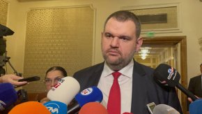 
"Нека да видим. В момента целият случай е в ръцете на изпълнителната власт. Ако те не се справят, ще ги поканим да разговаряме и ние с тях“, каза още той. 