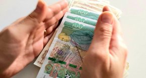 
От януари до август разходите на общественото осигуряване общо са 14 милиарда лева. От осигуровки са събрани 7 милиарда и 300 милиона, а недостигът на средства или дефицитът от 6 милиарда и 300 милиона лева е покрит от Държавния бюджет.
