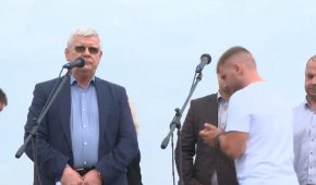 С огромно уважение се отнасям към вашия справедлив протест - всеки се бори да произвежда и да получи заслуженото. Това каза земеделският министър Кирил Вътев