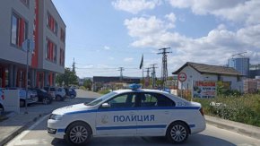 Полицията изведе барикадиралия се мъж след стрелба в Стара Загора