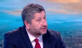 Съпредседателят на ДБ за пореден път заяви, че формацията му участва във възможното управление на страната, което да я приведе в управляемост след дълга криза, и което да започне да решава проблемите - от секторни до структурни, които да определят развитието далеч занапред. 