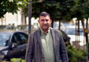 
По думите му училищата трябва да се започне от инвестиции в кварталните училища.
