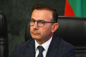 В случая сме установили, че е ползвал както служебното си оръжие, така и лично оръжие. По стечение на обстоятелствата при преследването се е скъсал кобурът, където е било поставено оръжието и поради тази причина се е наложило да използва личното оръжие”, каза главният секретар на МВР.