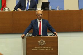 „Започвате да пишете поправки в Конституцията, а не можете да напишете процедурните правила. Преценете – имате ли капацитета и възможностите да променяте Конституцията, след като не можете да напишете правилата”. С тези думи зам.-председателят на ПГ на „БСП за България” Георги Свиленски се обърна към управляващите от парламентарната трибуна днес.