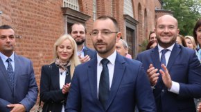 
Временно изпълняващ длъжността директор "Новини, актуални предавания и спорт" ще бъде Ралф Бартолайт, който е CEO на бТВ. Междувременно медията ще търси и заместник на Хекимян.