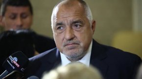 На въпрос на БНТ какъв е коментарът му относно твърдението на лидера на БСП, че Хекимян е "къртица" Борисов отговори така: "Да не коментираме госпожата, 20 пъти съм я побеждавал на избори. Няма да коментирам хора, които си доведоха партията до това положение".