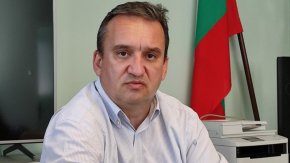 
Тя посочва, че Афузов с билбордове лъже, че е подкрепен от БСП като е използвал цветовете, логото и името на партията, след като  партийната конференция в Сливен е отказала БСП да го издигне.