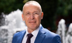 
Политическите сили вече заявиха, че застават зад кандидатурата на Ставрев. Инициативният комитет внесе в Общинската избирателна комисия (ОИК) 5284 подписа. От тях 4183 са признати за коректни, пише в решението на ОИК.