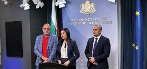 
Изявление на ГЕРБ-СДС в НС - 26 септември. На снимката: Любен Дилов - син, Десислава Трифонова, Александър Иванов.