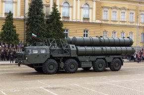 
Остра критика обаче дойде от страна на БСП, които определиха поредната военна помощ за национално предателство и поискаха оставката на министъра на отбраната Тодор Тагарев.
