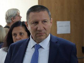 „И по закон, и по призвание ние с вас сме партньори в общата битка срещу престъпността и беззаконието. Дълбоко съм убеден, че принципът на разделение на властите не значи поставяне на разделителни линии, а обратното – ясно очертани отговорности на всяка институция“, посочи още Сарафов и добави, че правата на гражданите „могат да бъдат съхранени само с общи действия на служителите на МВР, на следователите и прокурорите, на съдиите и на гражданското общество“.