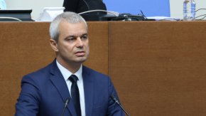 
Лидерът на Възраждане Костадин Костадинов се яви в СРС, за да продължи наказателното дело срещу него. В съда дойдоха и двама свидетели. Прокуратурата обаче не прати представител.