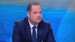 
След случая със застреляното от полицаи 18-годишно момче, МВР обмисля допълнително да разшири правомощията на полицаите, каза пред bTV вътрешният министър Калин Стоянов. Целта ще бъде да се позволи на служителите да носят и лично оръжие освен служебно. До момента полицаите нямат това право.
