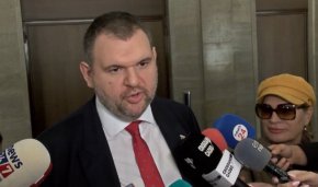 
"Всичко е прието и е приключена темата. БСП напуснаха, "Възраждане" се изказаха, направиха си кампания. Нищо интересно няма в тази тема, но всеки иска да си създава политики", коментира Пеевски.

