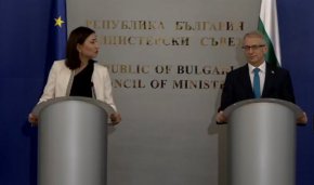 
На въпрос на БНТ българският еврокомисар отговори, че чрез регионалните иновационни долини можем да помогнем за наваксване на това изоставане, което има между страните от Централна и Източна Европа и по-развиващите се страни в Европейския съюз.